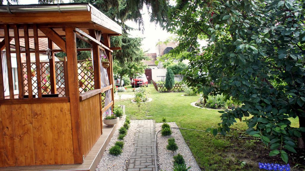 Hajnal Apartman Villa Gyula Luaran gambar