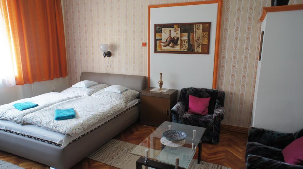 Hajnal Apartman Villa Gyula Luaran gambar
